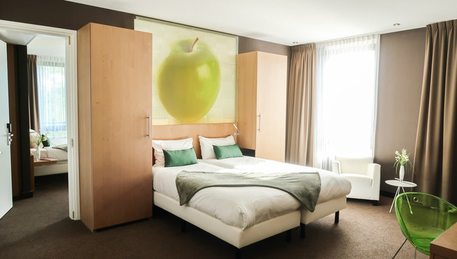 Deluxe connecting room